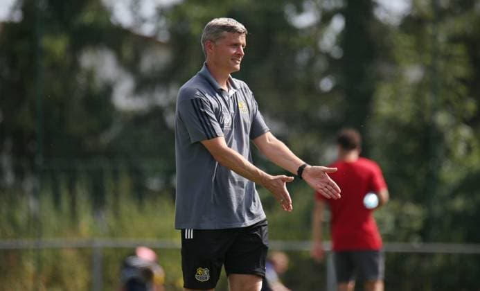 08 07 2023, football, men, test match, season 2023 2024, 1 FC Saarbrücken FSV Mainz 05 II, coach Rüdiger Ziehl 1 FC Saarbrücken gestures, gives instructions Mandelbachtal Ommersheim, grass field Saarland Germany EN