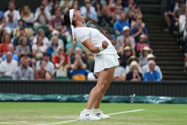 Wimbledon Tag Sechs 8. Juli 2023, Wimbledon Wimbledon Tennis Championships Tag Sechs Ons Jabeur TUN feiert ihren Sieg im Dameneinzel gegen Bianca Andreescu CAN Foto Charlotte Wilson Abseits Wimbledon UK  Copyright: xCharlottexWilsonx xOffsidexOffside