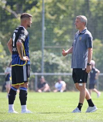 08 07 2023, football, men, test match, season 2023 2024, 1 FC Saarbrücken FSV Mainz 05 II, Kai Brünker 1 FC Saarbrücken receives instructions from coach Rüdiger Ziehl 1 FC Saarbrücken Mandelbachtal Ommersheim, grass field Saarland Germany EN