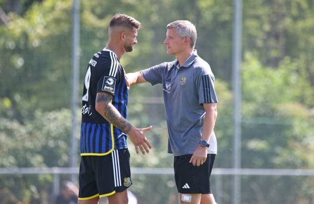 08 07 2023, football, men, test match, season 2023 2024, 1 FC Saarbrücken FSV Mainz 05 II, Kai Brünker 1 FC Saarbrücken receives instructions from coach Rüdiger Ziehl 1 FC Saarbrücken Mandelbachtal Ommersheim, grass field Saarland Germany EN