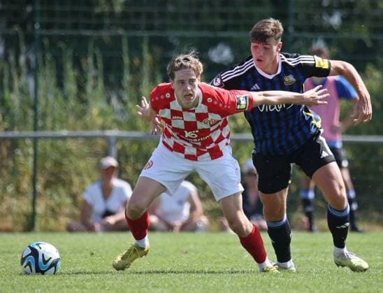 08 07 2023, football, men, test match, season 2023 2024, 1 FC Saarbrücken FSV Mainz 05 II, Marc Richter FSV Mainz 05 II Luca Kerber 1 FC Saarbrücken Mandelbachtal Ommersheim, grass field Saarland Germany EN