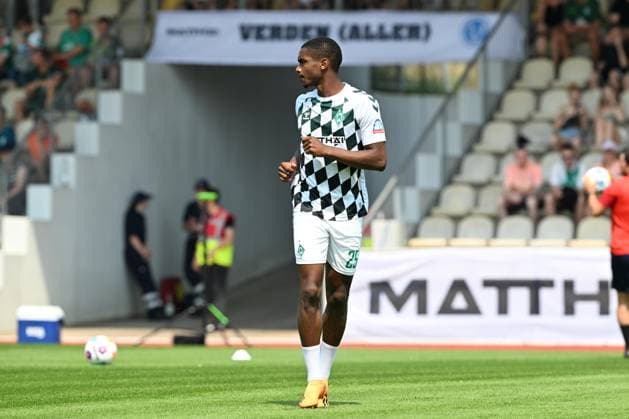GER, friendly match, SV Werder Bremen vs SV Drochtersen Assel 09 07 2023, Stadion am Berliner Ring, Verden Aller , GER, friendly match, SV Werder Bremen vs SV Drochtersen Assel in picture shows Aufwaermtraining Stretching Springuebung Daniel Ihendu SV Werder Bremen h25 nordphotoxGmbHx xKokenge nph00001
