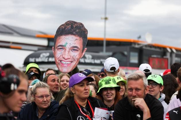 NORRIS Lando (gbr), McLaren F1 Team MCL60, portrait, fans during the 2023 Formula 1 Aramco British Grand Prix, 10th round of the 2023 Formula One World Championship, WM, Weltmeisterschaft from July 7 to 9, 2023 on the Silverstone Circuit, in Silverstone, United Kingdom Copyright: xAntoninxVincent DPPI IPAxSportx x xIPAxSportx 0 IPA_IPA39134166