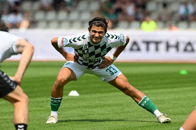 GER, friendly match, SV Werder Bremen vs SV Drochtersen Assel 09 07 2023, Stadion am Berliner Ring, Verden Aller , GER, friendly match, SV Werder Bremen vs SV Drochtersen Assel in picture shows Aufwaermtraining Stretching Springuebung Ethan Kohler Werder Bremen 33 nordphotoxGmbHx xKokenge nph00001