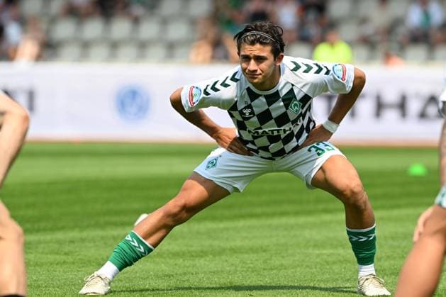GER, friendly match, SV Werder Bremen vs SV Drochtersen Assel 09 07 2023, Stadion am Berliner Ring, Verden Aller , GER, friendly match, SV Werder Bremen vs SV Drochtersen Assel in picture shows Aufwaermtraining Stretching Springuebung Ethan Kohler Werder Bremen 33 nordphotoxGmbHx xKokenge nph00001
