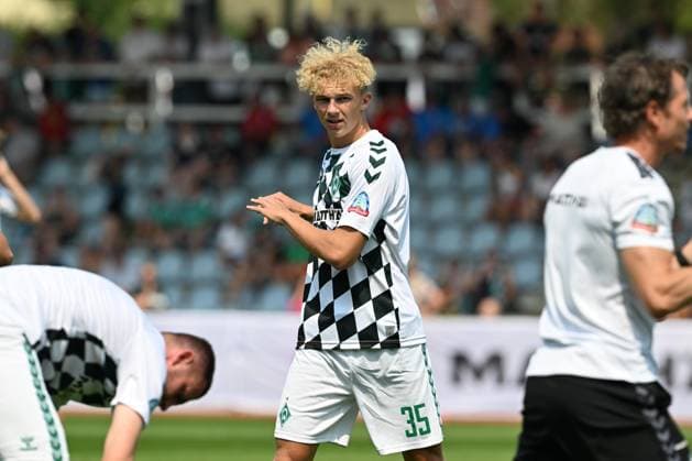 GER, friendly match, SV Werder Bremen vs SV Drochtersen Assel 09 07 2023, Stadion am Berliner Ring, Verden Aller , GER, friendly match, SV Werder Bremen vs SV Drochtersen Assel in picture shows Aufwaermtraining Stretching Springuebung Leon Opitz Werder Bremen h35 nordphotoxGmbHx xKokenge nph00001