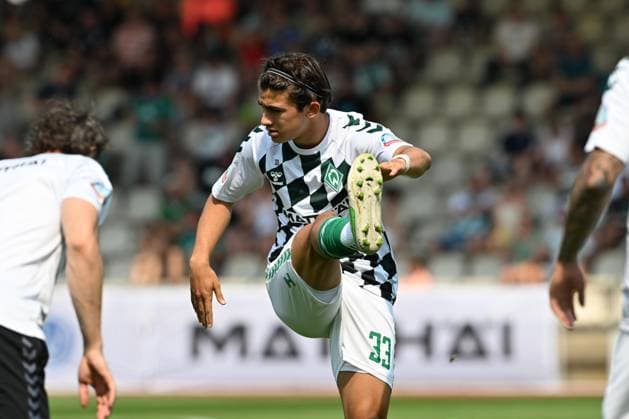 GER, friendly match, SV Werder Bremen vs SV Drochtersen Assel 09 07 2023, Stadion am Berliner Ring, Verden Aller , GER, friendly match, SV Werder Bremen vs SV Drochtersen Assel in picture shows Aufwaermtraining Stretching Springuebung Ethan Kohler Werder Bremen 33 nordphotoxGmbHx xKokenge nph00001