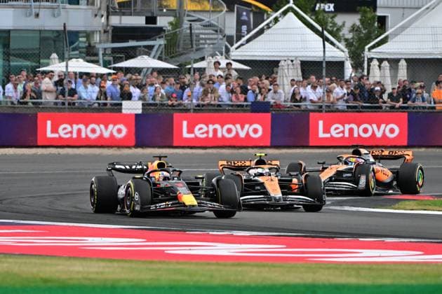 01 VERSTAPPEN Max (nld), Red Bull Racing RB19, 04 NORRIS Lando (gbr), McLaren F1 Team MCL60, action during the 2023 Formula 1 Aramco British Grand Prix, 10th round of the 2023 Formula One World Championship, WM, Weltmeisterschaft from July 7 to 9, 2023 on the Silverstone Circuit, in Silverstone, United Kingdom Copyright: xDppi DPPI IPAxSportx xipa-agencyx xIPAxSportx 0 IPA_IPA39142410