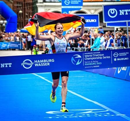 HAMBURG WASSER World Triathlon Relay Championships Hamburg 16 07 23 the German triathlon relay team of Tim Hellwig, Annika Koch, Simon Henseleit, Laura Lindemann wins the world championship title in relay Hamburg City Hall Hamburg Germany Z62_1209