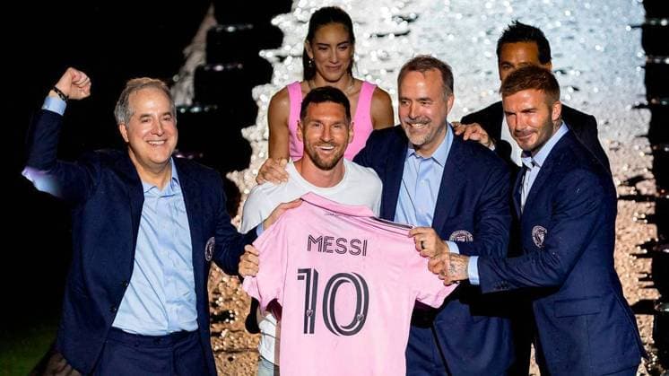 Bilder des Jahres 2023, Sport 07 Juli Sport Themen der Woche KW28 Sport Bilder des Tages Lionel Messi Joins MLS, Fussball Herren, USA Team - Fort Lauderdale NO FILM, NO VIDEO, NO TV, NO DOCUMENTARY - Lionel Messi presents his jersey next to Inter Miami owners, Jorge Mas, far-left, Jose Mas, third from left, and David Beckham, far-right, during the team s The Unveil event at DRV PNK Stadium on Sunday, July 16, 2023, in Fort Lauderdale, FL, USA. The event was held to officially welcome Argentine forward Lionel Messi (10) and Spanish midfielder Sergio Busquets (5) to the team. Photo by Matias J. Ocner Miami Herald TNS ABACAPRESS.COM Fort Lauderdale United States Copyright: xMiamixHerald TNS ABACAx 860954_001 MiamixHerald TNS ABACAx 860954_001