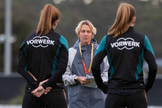 Martina Voss Tecklenburg Germany, national coach speaks in a circle to the players in the team, in the foreground Chantal Hagel Germany, 02 , Sjoeke Nuesken Germany, 15 , AUS, training DFB womens national team, Germany, FIFA Womens World Cup Australia 2023, 18 07 2023 AUS, training DFB womens national team, Germany, FIFA Womens World Cup Australia 2023, 18 07 2023 Tuggerah Copyright: xEibner-Pressefoto Memmlerx EP_MMR