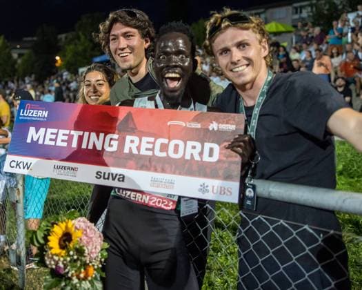 Spitzen Leichtathletik Luzern Luzern, 20 07 2023 Dominic Lokinyomo Lobalu LC Bruehl Leichtathletik, SSD, 267 celebrates with fans at Spitzen Leichtathletik Luzern in Luzern, Switzerland, on Thursday, July 20, 2023 Copyright: xBEAUTIFULxSPORTS OlafxRellischx