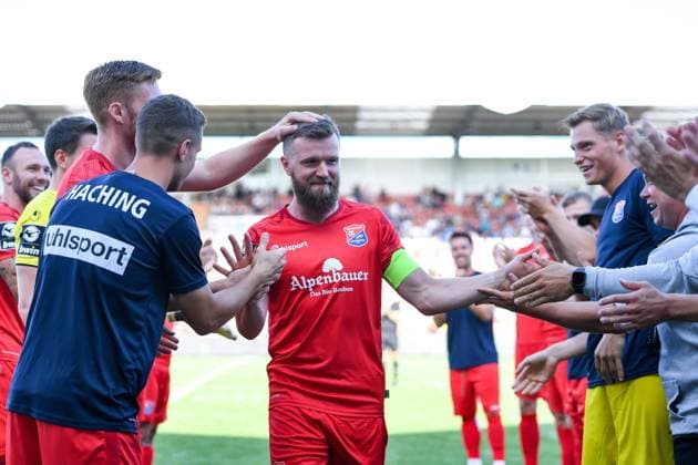 The Unterhaching players stand guard for the outgoing Stephan Hain Unterhaching, 9 , who leaves the club after seven years Stephan Hain Unterhaching, 9 , 22 07 2023, Unterhaching Germany , football, preparation tournament in Unterhaching, SpVgg Unterhaching TSV 1860 Munich, DFB DFL REGULATIONS PROHIBIT ANY USE OF PHOTOGRAPHS AS IMAGE SEQUENCES AND OR QUASI VIDEO xslx