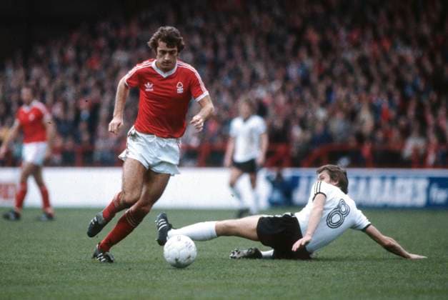 Nottingham Forest gegen Ipswich Town 03 November 1979 Football League Division One Nottingham Forest gegen Ipswich Town Trevor Francis von Nottingham Forest schießt den Ball an Arnold Muhren vorbei Trevor Francis Foto von Gerry Cranham Nottingham UK  Copyright: xGerryxCranhamxOffside