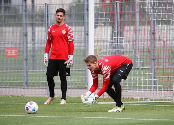 BAU 25 07 2023 Stuttgart soccer VfB Stuttgart training, f l Dennis Seimen, Alexander Nübel