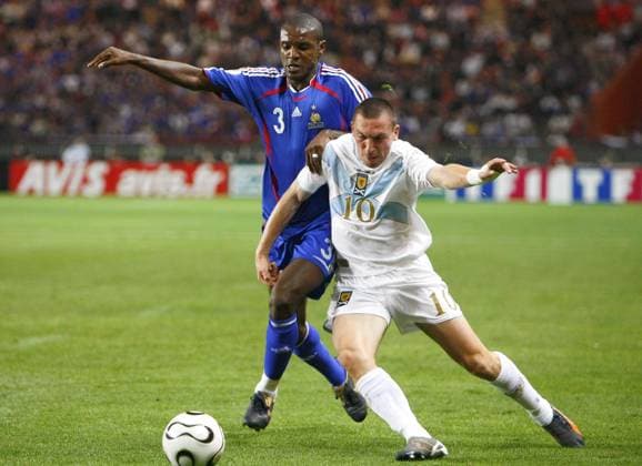 Soccer - UEFA European Championship, EM, Europameisterschaft 2008 Qualifying, Group B, France vs Scotland - Paris France s Eric Abidal ands Scotland s Scott Brown battle for the ball during the UEFA European Championship Qualifying match, Group B, France vs Scotland at at Parc des Princes in Paris, France on September 12, 2007. Scotland won 1-0. Photo Christian Liewig ABACAPRESS.COM Paris France Copyright: xLiewigxChristian ABACAx 131574_20 LiewigxChristian ABACAx 131574_20