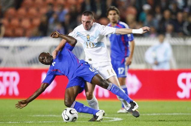 Soccer - UEFA European Championship, EM, Europameisterschaft 2008 Qualifying, Group B, France vs Scotland - Paris Frances Claude Makelele and Scotland s John O Connor battle for the ball during the UEFA European Championship Qualifying match, Group B, France vs Scotland at Parc des Princes in Paris, France on September 12, 2007. Sotland won 1-0. Photo Christian Liewig ABACAPRESS.COM Paris France Copyright: xLiewigxChristian ABACAx 131574_31 LiewigxChristian ABACAx 131574_31