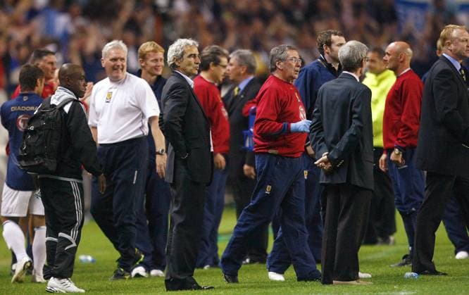 Soccer - UEFA European Championship, EM, Europameisterschaft 2008 Qualifying, Group B, France vs Scotland - Paris French coach Raymond Domenech stands dejected after the UEFA European Championship Qualifying match, Group B, France vs Scotland at Parc des Princes in Paris, France on September 12, 2007. Sotland won 1-0. Photo Christian Liewig ABACAPRESS.COM Paris France Copyright: xLiewigxChristian ABACAx 131574_58 LiewigxChristian ABACAx 131574_58