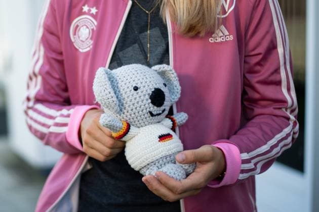 Klara Buehl Germany, 19 with World Cup mascot Koala Waru, which she handmade herself, AUS, press conference DFB Women National Team Germany, FIFA Women World Cup Australia 2023, 27 07 2023 AUS, press conference DFB Women National Team Germany, FIFA Women World Cup Australia 2023, 27 07 2023 Wyong Copyright: xEibner-Pressefoto Memmlerx EP_MMR