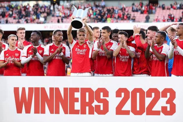Arsenal gegen Monaco 02. August 2023, London Der Emirates Cup Arsenal gegen Monaco Martin Odegaard von Arsenal feiert den Gewinn des Emirates Cup mit seinen Mannschaftskameraden Foto Jacques Feeney Offside London UK  Copyright: xJacquesxFeeneyx xOffsidexOffside