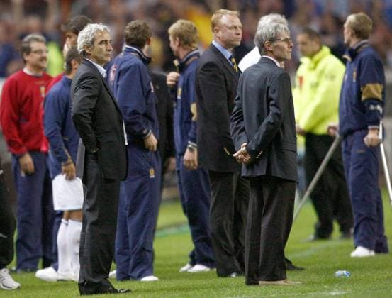 Soccer - UEFA European Championship, EM, Europameisterschaft 2008 Qualifying, Group B, France vs Scotland - Paris French coach Raymond domenech stands dejected at the final whistle during the UEFA European Championship Qualifying match, Group B, France vs Scotland at Parc des Princes in Paris, France on September 12, 2007. Sotland won 1-0. Photo Christian Liewig ABACAPRESS.COM Paris France Copyright: xLiewigxChristian ABACAx 131574_50 LiewigxChristian ABACAx 131574_50