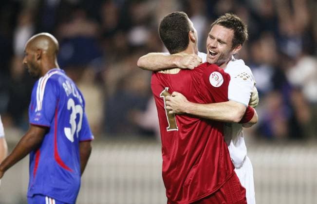 Soccer - UEFA European Championship, EM, Europameisterschaft 2008 Qualifying, Group B, France vs Scotland - Paris Scotland s Craig Gordon (left) and Graham Alexander celebrate at the final whistle during the UEFA European Championship Qualifying match, Group B, France vs Scotland at Parc des Princes in Paris, France on September 12, 2007. Sotland won 1-0. Photo Christian Liewig ABACAPRESS.COM Paris France Copyright: xLiewigxChristian ABACAx 131574_53 LiewigxChristian ABACAx 131574_53
