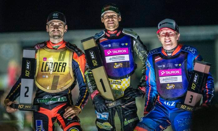 5 8 2023, GER, Speedway, Men, European Championship, Speedway Euro Championship 2023, 2 races, Güstrow Mikkel Michelsen Denmark, left , Janusz Kolodziej Poland,center and Andzej Lebedev Latvia, right at the award ceremony after the race Güstrwo Speedwaystadion Mecklenburg Vorpommern Germany