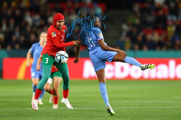 Frankreich gegen Marokko Frauen 8. August 2023, Adelaide Frauen-Weltmeisterschaft 2023 Achtelfinale Frankreich gegen Marokko Frauen Nouhaila Benzina aus Marokko und Kadidiatou Diani aus Frankreich Foto Charlotte Wilson Abseits Adelaide Australien  Copyright: xCharlottexWilsonx xOffsidexOffside