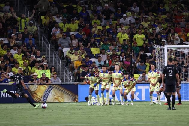 NASHVILLE, TN - AUGUST 08: Nashville SC midfielder Hany Mukhtar (10) takes a free kick as AmŽrica defenders form a wall in front of him during a LeagueÕs Cup Round of 16 match between Nashville SC and AmŽrica, August 8, 2023 at GEODIS Park in Nashville, Tennessee. (Photo by Matthew Maxey Icon Sportswire) SOCCER: AUG 08 Leagues Cup - Nashville SC vs America EDITORIAL USE ONLY Icon23080808