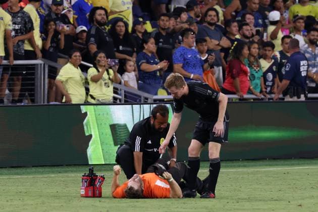 NASHVILLE, TN - AUGUST 08: Nashville SC midfielder Dax McCarty (6) and medical staff attend to a security guard who was injured while fans rushed the field during penalty kicks of a LeagueÕs Cup Round of 16 match between Nashville SC and AmŽrica, August 8, 2023 at GEODIS Park in Nashville, Tennessee. (Photo by Matthew Maxey Icon Sportswire) SOCCER: AUG 08 Leagues Cup - Nashville SC vs America EDITORIAL USE ONLY Icon23080833