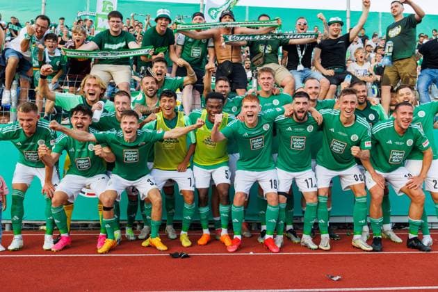 Homburg team cheers with fans, FC 08 Homburg vs SV Darmstadt 98, football, DFB Pokal, 14 08 2023 DFB regulations prohibit any use of photographs as image sequences and or quasi video FC 08 Homburg vs SV Darmstadt 98, football, DFB Pokal, 14 08 2023 Homburg Saar Copyright: xNeisx xEibner-Pressefotox