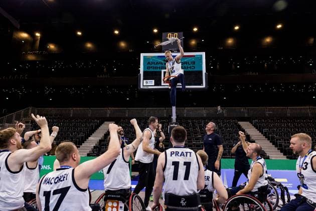 European Para Championships Wheelchair Basketball, Presentation Ceremony Men 19 08 2023 ROTTERDAM, NETHERLANDS 19 August 2023 European Para Championships Wheelchair Basketball, Presentation Ceremony Men at Rotterdam Ahoy in Rotterdam, Netherlands Lee Fryer Great Britain, 18 cuts down the net to the cheers of his teammates Copyright: xBEAUTIFULxSPORTS Wunderlx