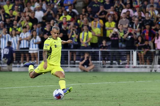 NASHVILLE, TN - AUGUST 19: Nashville SC midfielder Randall Leal (8) takes a penalty kick during the Leagues Cup final between Nashville SC and Inter Miami, August 19 at GEODIS Park in Nashville, Tennessee. (Photo by Matthew Maxey Icon Sportswire) SOCCER: AUG 19 Leagues Cup Final - Nashville SC vs Inter Miami CF EDITORIAL USE ONLY Icon23081925