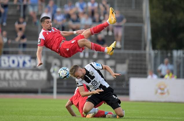 22 08 2023, xemx, football 3 league, SSV Ulm 1846 Arminia Bielefeld emspor, v l Nassim Boujellab Arminia Bielefeld , Lucas Roeser SSV Ulm 1846 Zweikampf, action, battle for the ball DFL DFB REGULATIONS PROHIBIT ANY USE OF PHOTOGRAPHS as IMAGE SEQUENCES and or QUASI VIDEO Ulm