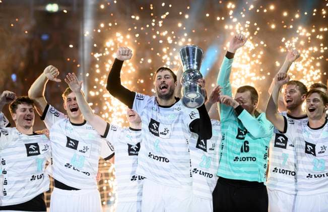 Award ceremony Domagoj DUVNJAK KI with the cup, f l Elias ELLEFSEN A SKIPAGOTU, Karl WALLINIUS KI , Domagoj DUVNJAK KI , goalkeeper Tomas MRKVA KI , Jacobsen Magnus LANDIN KI , Rune DAHMKE KI , Handball Super Cup 2023, THW Kiel KI Rhein Neckar Loewen RNL , on 23 08 2023 in Duesseldorf Germany Â