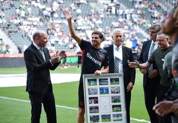 Farewell to Jonas Hofmann Bayer 04 Leverkusen , from left Stephan Schippers Borussia Moenchengladbach, Managing Director , Jonas Hofmann Bayer 04 Leverkusen, 07 , Rainer Bohnhof Borussia Moenchengladbach, Vice President , Hans Meyer Borussia Moenchengladbach, Chairman and Roland Virkus Borussia Moenchengladbach, Managing Director 26 08 2023, Football GER, Season 2023 2024, 1 Bundesliga, 2 Matchday, Borussia Mönchengladbach Bayer 04 Leverkusen Moenchengladbach Borussia Park Nordrhein Westfalen Germany Team2