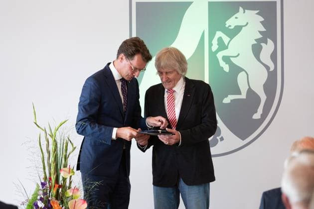 f l Hendrik WUEST, Wüst, CDU, Prime Minister of North Rhine-Westphalia, Peter BORSDORFF, laureate, Prime Minister Hendrik WUEST honors citizens of North Rhine-Westphalia for their exceptional commitment to society with the Order of Merit of the State, awarding of the Order of Merit of the State of North Rhine-Westphalia in Duesseldorf on 22 08 2023 Â