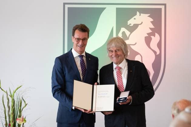 f l Hendrik WUEST, Wüst, CDU, Prime Minister of North Rhine-Westphalia, Peter BORSDORFF, laureate, Prime Minister Hendrik WUEST honors citizens of North Rhine-Westphalia for their exceptional commitment to society with the Order of Merit of the State, awarding of the Order of Merit of the State of North Rhine-Westphalia in Duesseldorf on 22 08 2023 Â