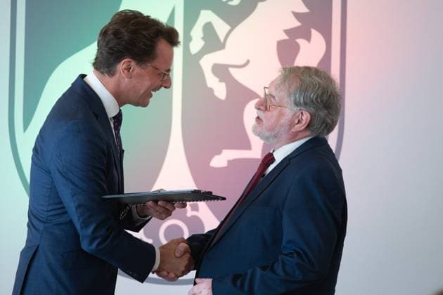 f l Hendrik WUEST, Wüst, CDU, Prime Minister of the State of North Rhine-Westphalia, Dieter GEBHARD, laureate, Prime Minister Hendrik WUEST honors citizens of North Rhine-Westphalia for their exceptional commitment to society with the Order of Merit of the State, awarding of the Order of Merit of the State of North Rhine-Westphalia in Duesseldorf on 22 08 2023 Â