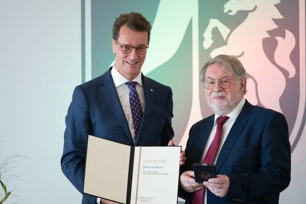 f l Hendrik WUEST, Wüst, CDU, Prime Minister of the State of North Rhine-Westphalia, Dieter GEBHARD, laureate, Prime Minister Hendrik WUEST honors citizens of North Rhine-Westphalia for their exceptional commitment to society with the Order of Merit of the State, awarding of the Order of Merit of the State of North Rhine-Westphalia in Duesseldorf on 22 08 2023 Â