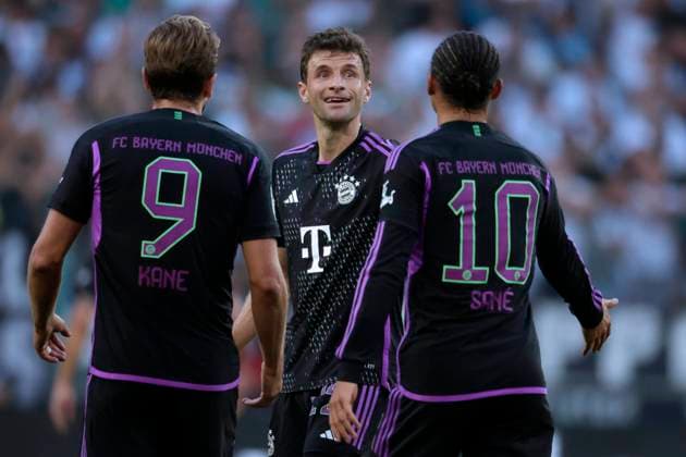 Mönchengladbach, Germany, Germany 1 Football Bundesliga, Matchday 3 Borussia Mönchengladbach vs Bayern Munich 1 2 02 09 2023 at Borussia Park in Mönchengladbach Harry KANE FCB left is happy with Thomas MUELLER MÜLLER FCB 2 v left and Leroy SANE FCB right about the victory Photo Norbert Schmidt, Duesseldorf