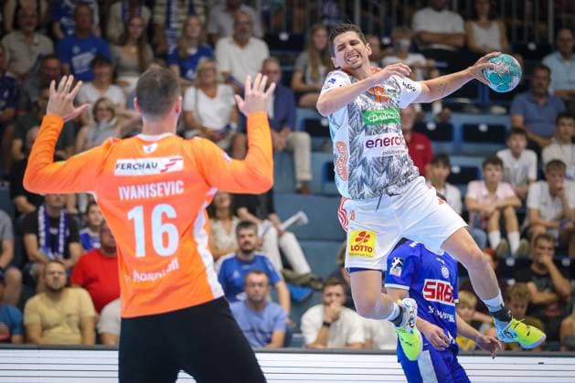 06 09 2023, Schwalbe Arena, Gummersbach, Liqui Moly Handball Bundesliga, season 2023 2024, VfL Gummersbach TSV Hannover Burgdorf Marius Steinhauser TSV Hannover Burgdorf throws the ball at the goal of goalkeeper Tibor Ivanisevic VfL Gummersbach North Rhine Westphalia Germany