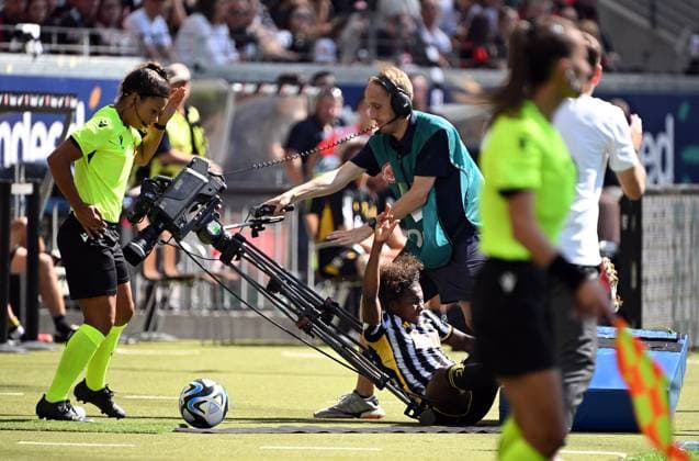 09 09 2023, xjhx, football Champions League Quali final, Eintracht Frankfurt Juventus Turin emspor, v l Lineth Beerensteyn Juventus Turin women , accident tv camera DFL DFB REGULATES PROHIBIT ANY USE OF PHOTOGRAPHS as IMAGE SEQUENCES and or QUASI VIDEO Frankfurt am Main