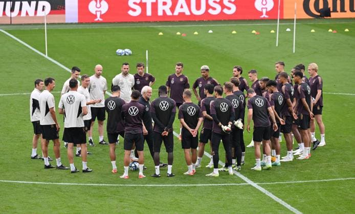 Hannes Wolf U20 coach Germany and interim national coach Rudi Völler Germany , mi , in the players circle 11 09 2023, training of the German national football team at Signal Iduna Park before the international match against France Dortmund Signal Iduna Park Germany Team2
