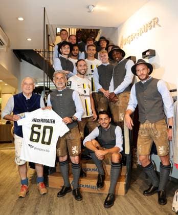 Munich, Germany 13 September 2023 football, men, 3 league, season 2023 2024, TSV 1860 Munich, Wiesn Einkleidung, Trachten Angermaier The team of TSV 1860 Munich, new arrivals in Tacht together, team picture, bottom left Dr Axel Munz li boss Trachten Angermaier holds a jersey with Maurizio Jacobacci, coach TSV 1860 Munich re