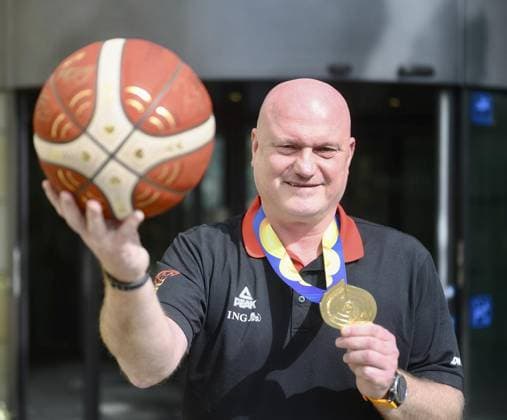 <p>Physiotherapeut Holger Just hält am Donnerstag, 14. September 2023 in Gelsenkirchen einen Basketball in den Händen. Der Therapeut behandelte währen der Basketball-WM die siegreiche deutsche Mannschaft und erhielt selbst eine Goldmedaille. Deutschland NRW Gelsenkirchen Copyright: IngoxOtto
