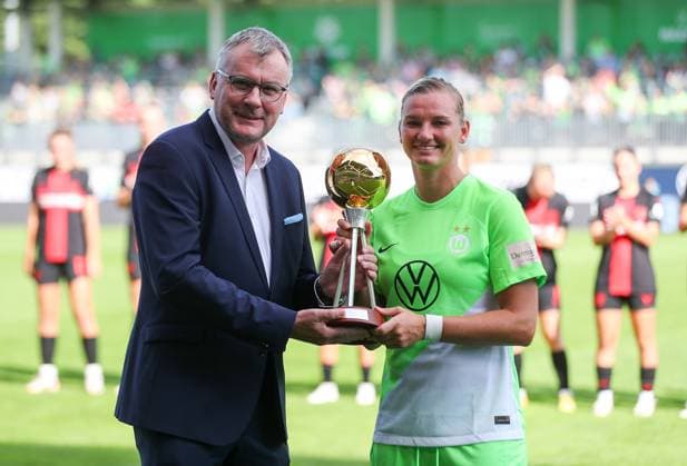 VfL vs Leverkusen, BL Women Wolfsburg, 17 09 2023, FOOTBALL VfL Wolfsburg vs Bayer 04 Leverkusen, Google Pixel Womens Bundesliga, Season 2023 24 Editor in Chief Jörg Jakob VfL Wolfsburgs Alexandra Popp the trophy for female footballer of the year Wolfsburg