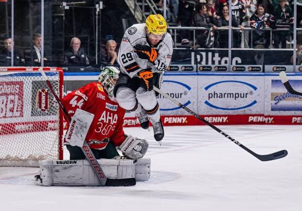 Brett Breitkreuz Loewen Frankfurt, 29 in front of Dennis Endras goalie, Augsburg Panthers, 44 Augsburg Panthers vs Loewen Frankfurt, ice hockey, DEL, 2 match day, season 2023 2024, 17 09 2023 Augsburg Panthers vs Loewen Frankfurt, ice hockey, DEL, 2 match day, season 2023 2024, 17 09 2023 Augsburg. Copyright: xEibner-Pressefoto HeikexFeinerx EP_HFR