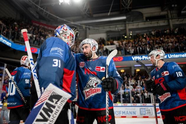 Niklas Treutle 31, Nuremberg Ice Tigers, Nuremberg Ice Tigers Charlie Gerard 95, Nuremberg Ice Tigers, Nuremberg Ice Tigers , Nuremberg Ice Tigers vs Straubing Tigers, DEL, 3 Spieltag, 22 09 2023, Nuremberg Ice Tigers vs Straubing Tigers, DEL, 3 Spieltag, 22 09 2023 Copyright: xEibner-Pressefotox xThomasxHahnx EP_NIT