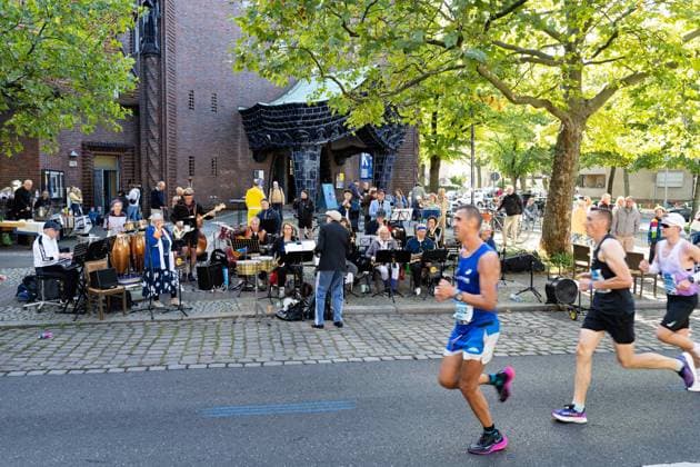 24 09 2023,Berlin,49 BMW BERLIN MARATHON,Impressions,District Schmargendorf in the district Wilmersdorf Kilometer 30 Hohenzollerndamm Fleet Live music at the Kreuzkirche